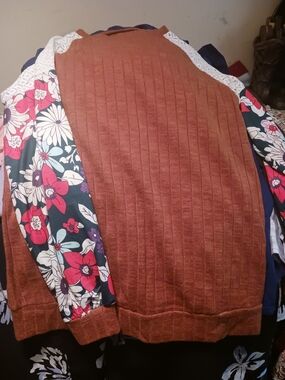 Rust Ribbed Pullover with Floral Contrast Sleeves Top Unbranded Size Med